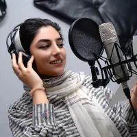 گویندگی با حنجره طلایی...