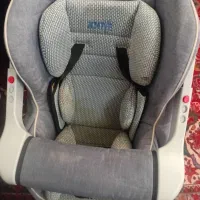 تعدادی لباس و کریر و صندلی ماشین بچه