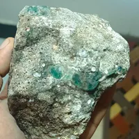 سنگ زمرد سبز رو بستر سنگ|جواهرات|شیراز, قصرالدشت|دیوار