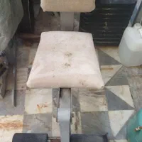 یک عدد دستگاه بدن سازی چند کاره