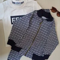 مقداری لباس بچه گانه