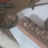 ترازو قدیمی برنجی با وزنه