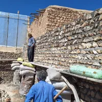 بنا برای دیوار سنگی