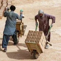 کارگر کنترات جهت انتقال مصالح به طبقات