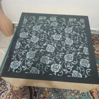 یک میز جلو مبلی