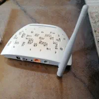 مودم اینترنت همراه با سیم رابط آداپتور