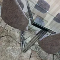 میز غذاخوری کاملا سالم و نو
