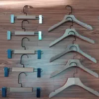 چوب لباسی چوبی و رگال آهنی مشکی