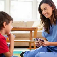 کار کردن حرکات اصلاحی با پسر بچه فلج مغزی