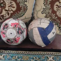 یک عدد توپ فوتبال چهل تیکه و توپ والیبال