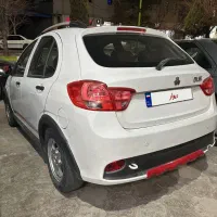 کوئیک R سفید قرمز