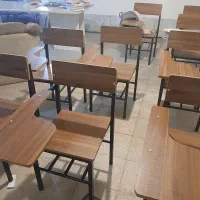 تعدادی صندلی دانشجویی