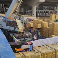 لنج دبی و شارجه در حال بارگیری