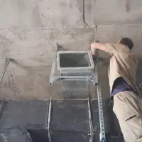 کار گر فنی بتونه با دریل کار کنه