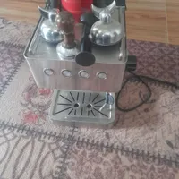 یک عدد دستگاه اسپرسو با دو عدد دسته کامل