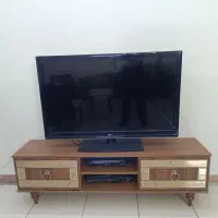 تلوزیون ال جی ۴۲ همراه با میز