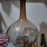 تنگ شیشه ای با حجم حدود ۱۰ لیتر