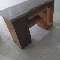 دو عدد میز کامپیوتر تمیز