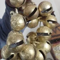 تعدادی زنگوله و قرقرچه