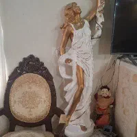 مجسمه کنار سالنی