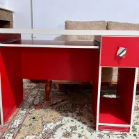میزتحریر و کامپیوتر