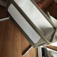 تخت کنار مادر