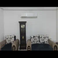 ساعت ایستاده خوشکل و‌ سالم و در حال کار کردن