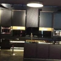 کارآموز یا نیمه حرفه ای کابینت کار