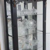 ویترین ایستاده و جلو مبلی و میز تلویزیون