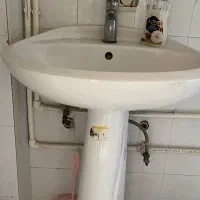 سنگ روشویی و شیر