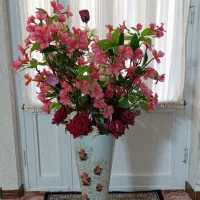 گل مصنوعی و سطل استیل