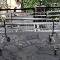 تخت بیمار و میز تحریر