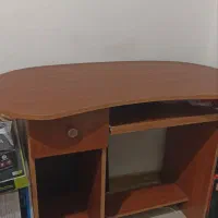 میز تحریر و کامپیوتر