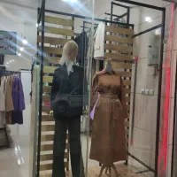ویترین لباس و مانکن پشت شیشه فروشگاهی