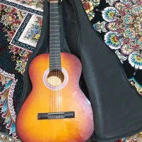 این گیتار سالم تمیز درحد نو
