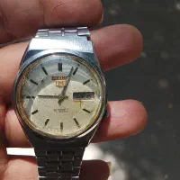 ساعت مچی سیکو ۵ تاریخ عربی با نبض کار میکنه