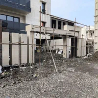 کارگر سنگ نمای ساختمان