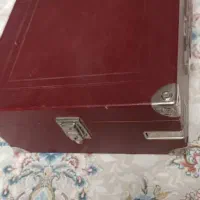 عرضه مجموعهای نفیس و موزهای. گرامافون انگلستان|کلکسیون اشیاء عتیقه|شیراز, بعثت|دیوار