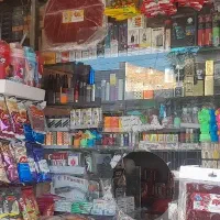 فروشنده آقا برای دکه تنقلاتی