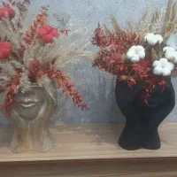 مجسمه با گلهای خشک