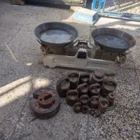 ترازوپنج کیلویی و مقداری سنگ