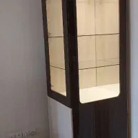 بوفه/ویترین شیشه‌ای ۴ طبقه با نور مخفی