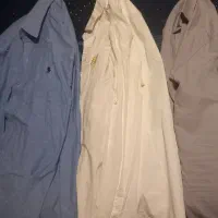 تعدادی پیراهن و یک عدد شلوار پارچه ای و یک کت تک