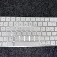 کیبورد اپل با تاچ ایدی و کابل باز نشده
