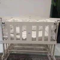 تخت نوزاد کنار مادر