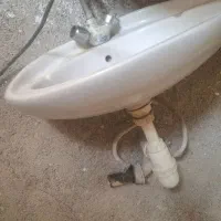 دوعدد سنگ روشویی با پایه