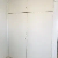 در کمد دیواری چوبی