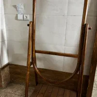 قاب آینه ایستاده