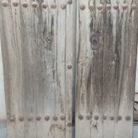 درب چوبی قدیمی با چارچوب در ابعاد 180عرض و230طول