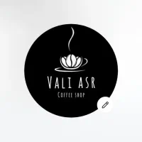 کارگر آشپز خانه و پیک موتوری